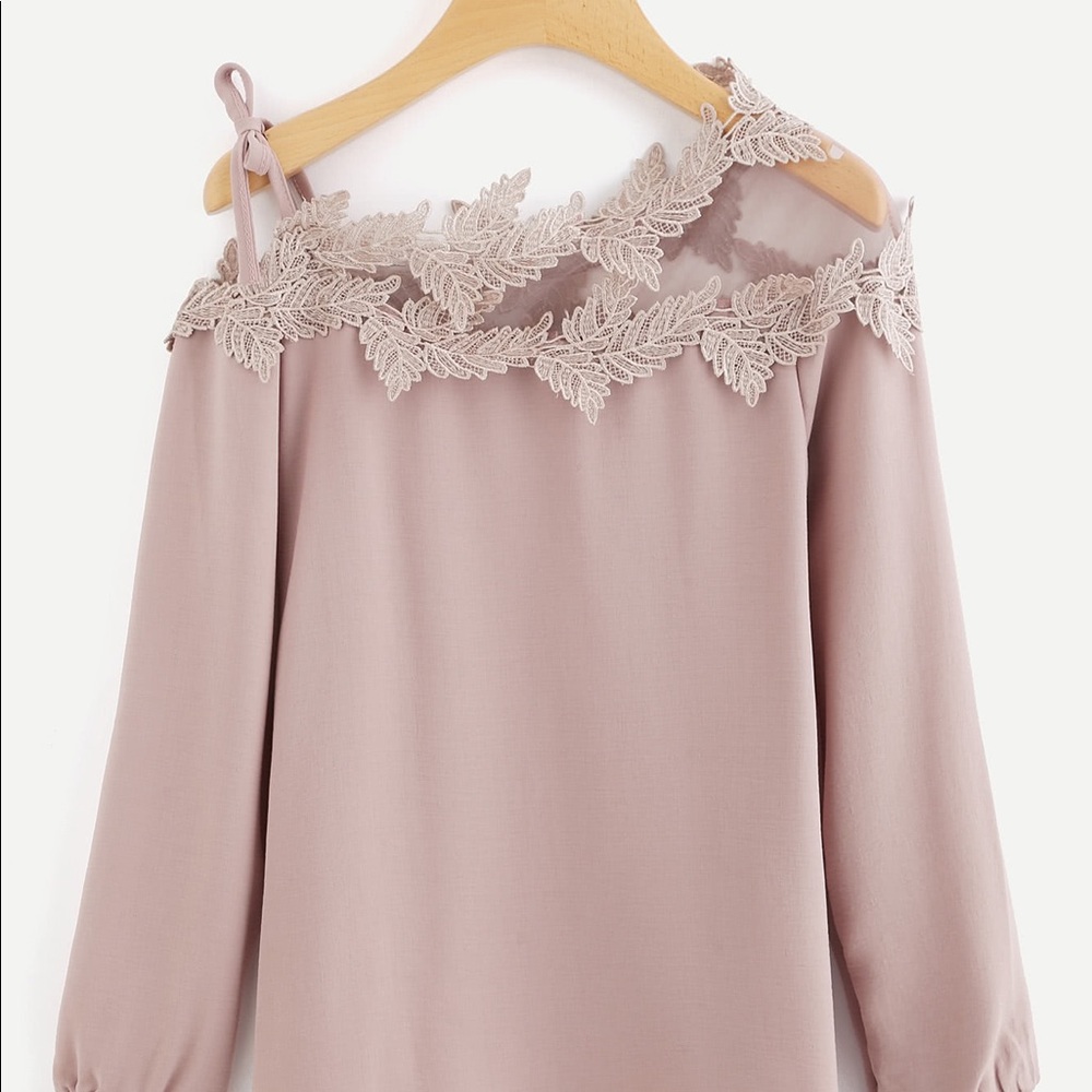 🆕HP🏆Cold shoulder mesh appliqué detail blouse - Picture 4 of 6